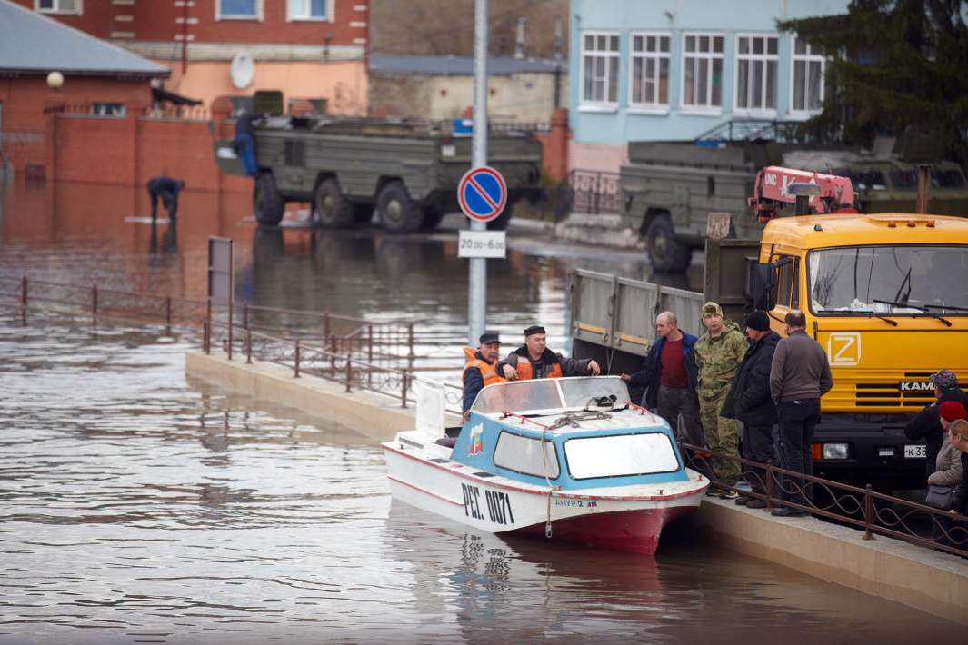 Спецтехника у здания «Водного союза» на набережной реки Тобол в городе Кургане