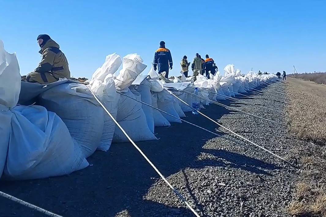 Сотрудники МЧС во время укрепления дамбы у реки Ишим в селе Казанское Тюменской области