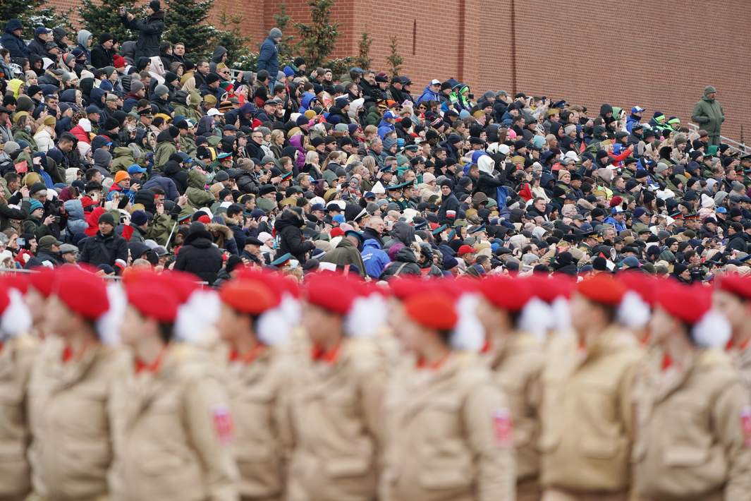 стадион заполнен людьми на красной площади во время празднования попеды вов 79