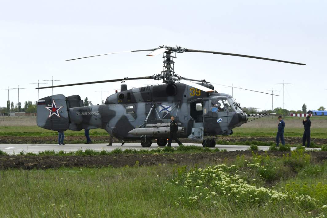 Вертолет Ка-29 на военном аэродроме в Ейске