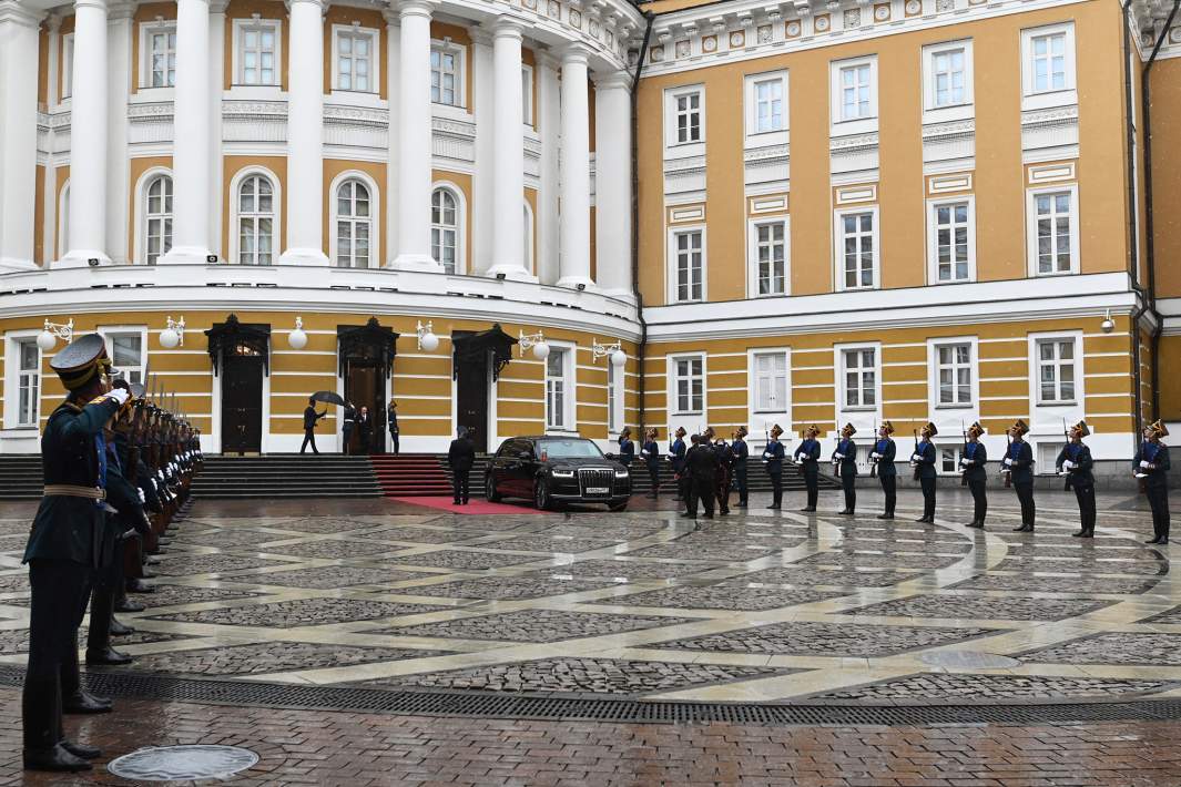 Избранный президент РФ Владимир Путин перед началом церемонии инаугурации в Кремле