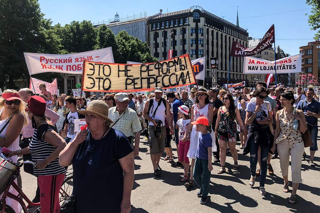 Участники массового шествия в знак протеста против перевода школ национальных меньшинств на латышский язык обучения