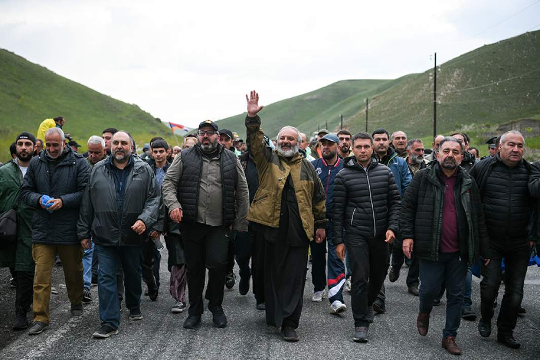 Архиепископ тавушской епархии Армянской Апостольской Церкви Баграт Галстанян (в центре) во время шествия оппозиционного движения «Тавуш во имя родины» из села Киранц в Ереван