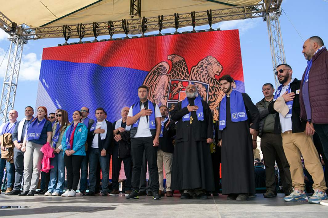 Архиепископ тавушской епархии Армянской Апостольской Церкви Баграт Галстанян (второй слева в центре) на акции протеста в Ереване, 26 мая 2024 года