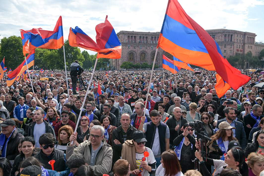 Участники акции протеста в центре Еревана. Протестующие требуют отставки премьер-министра Армении Никола Пашиняна и прекращения процесса делимитации границы с Азербайджаном