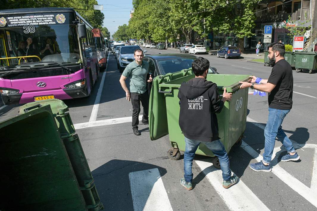 Участники протеста с мусорными контейнерами на проезжей части в Ереване