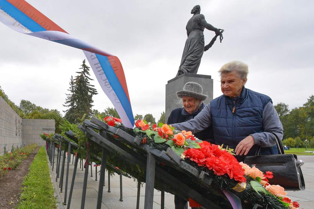 Женщины на Пискаревском мемориальном кладбище в Санкт-Петербурге в День памяти и скорби