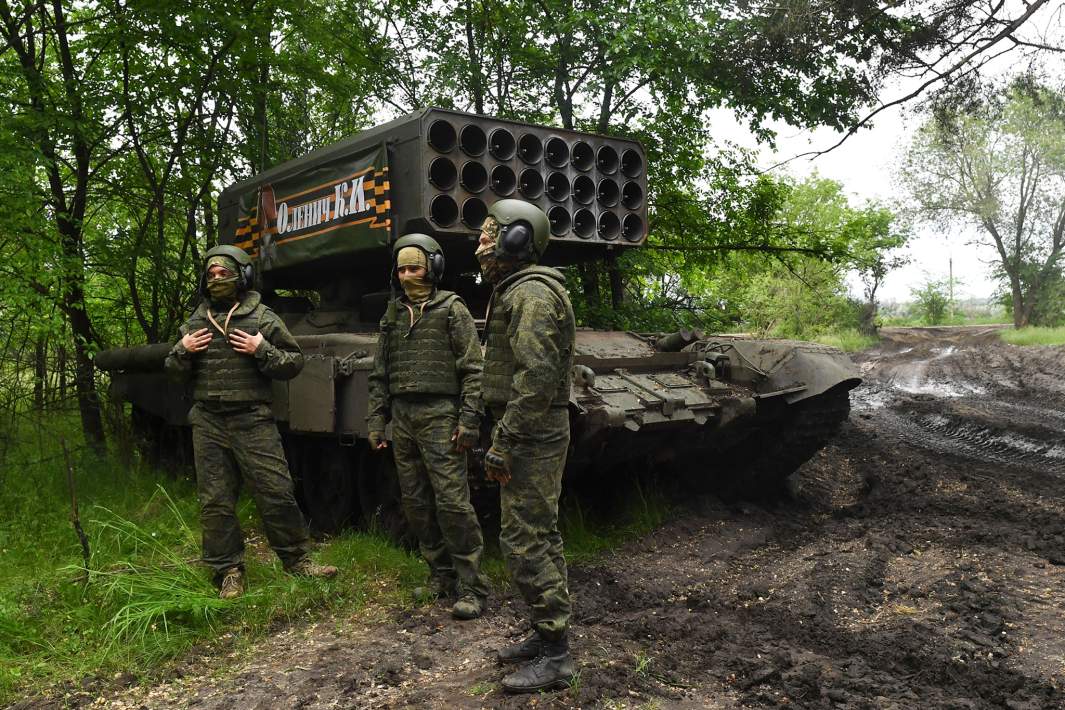 Члены экипажа на броне тяжёлой огнемётной системы ТОС-1А «Солнцепек» ВС РФ в зоне проведения специальной военной операции