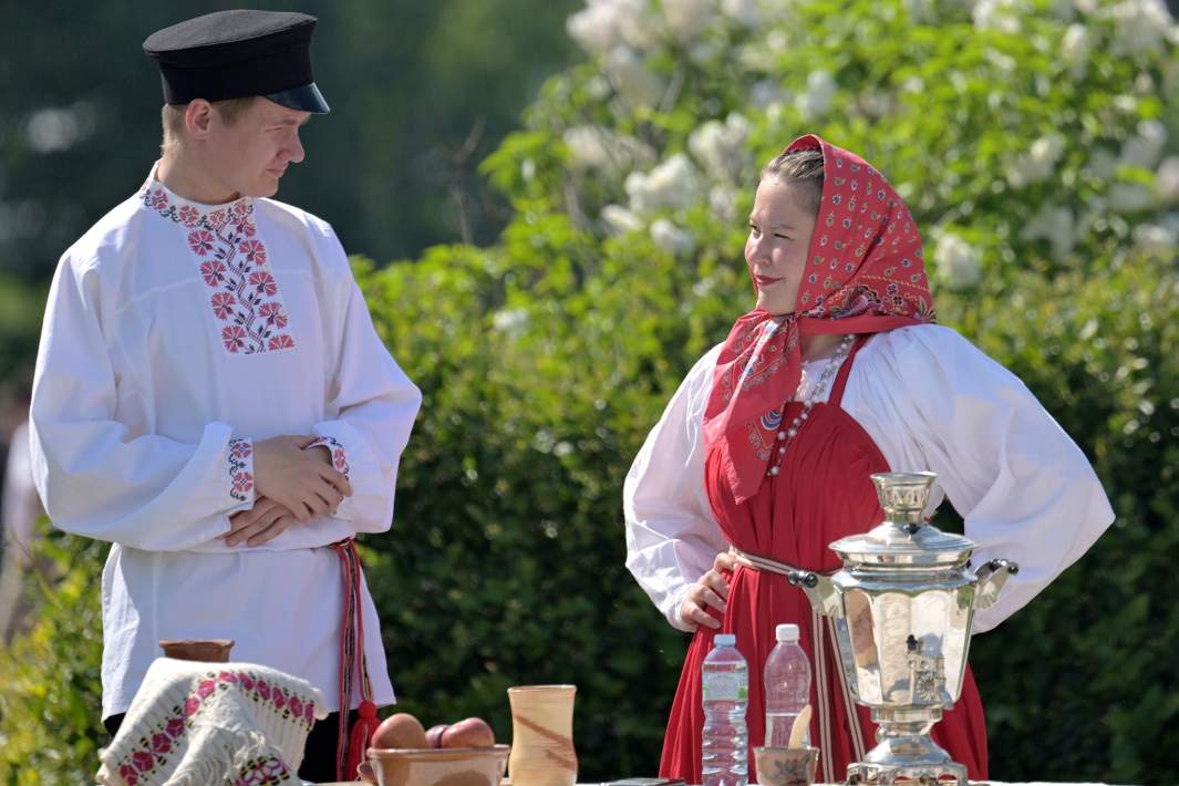 русский народ в национальной одежде на фестивале