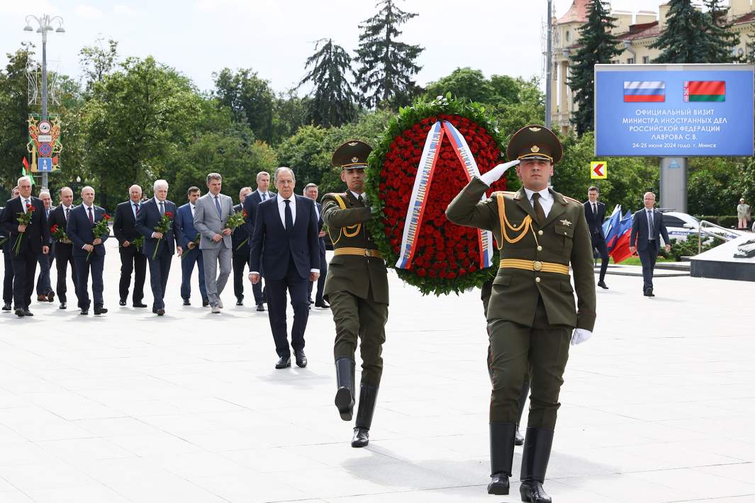 Сергей Лавров на церемонии возложения венка к монументу Победы