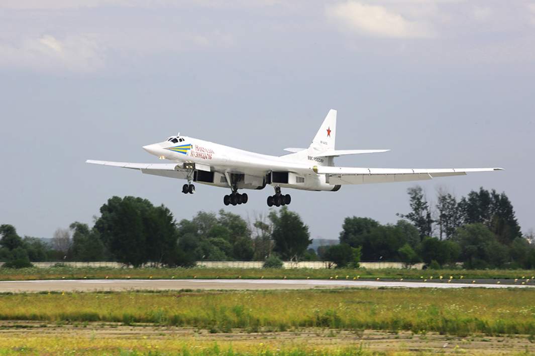 Стратегический бомбардировщик Ту-160 Дальней авиации Военно-космических сил России во время подготовки к XIII Международному авиационно-космическому салону МАКС-2017 в Жуковском