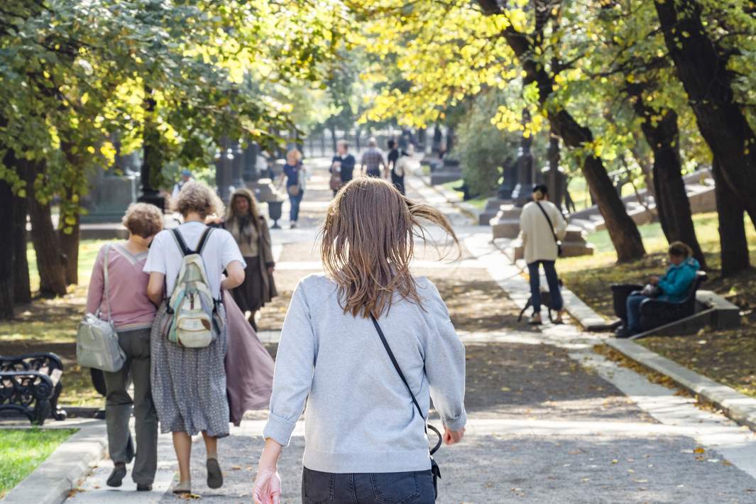 девушка гуляет в парке летом