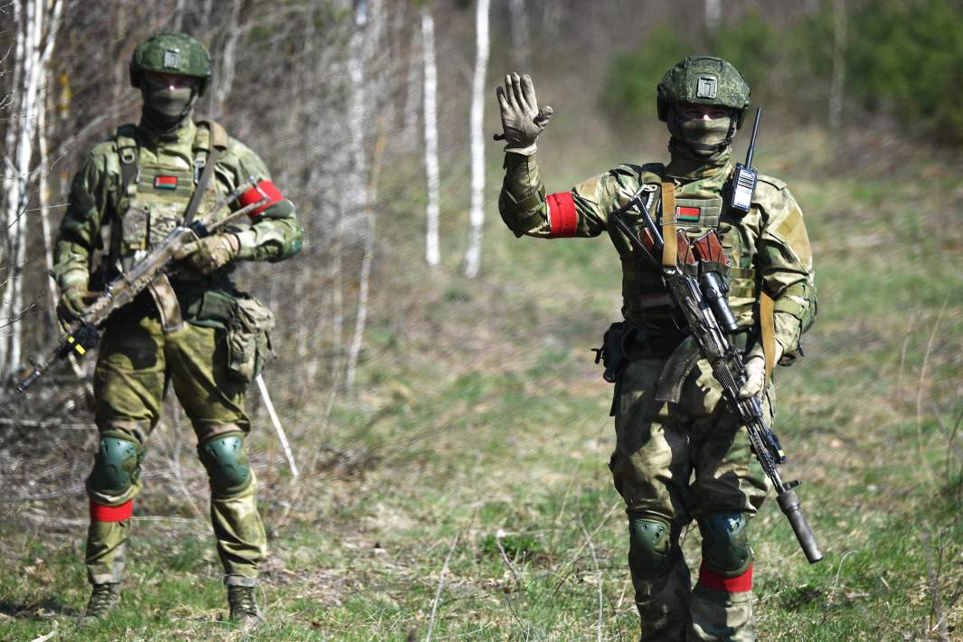 Военнослужащие десантных войск Белоруссии патрулируют белорусско-украинскую границу в Гомельской области