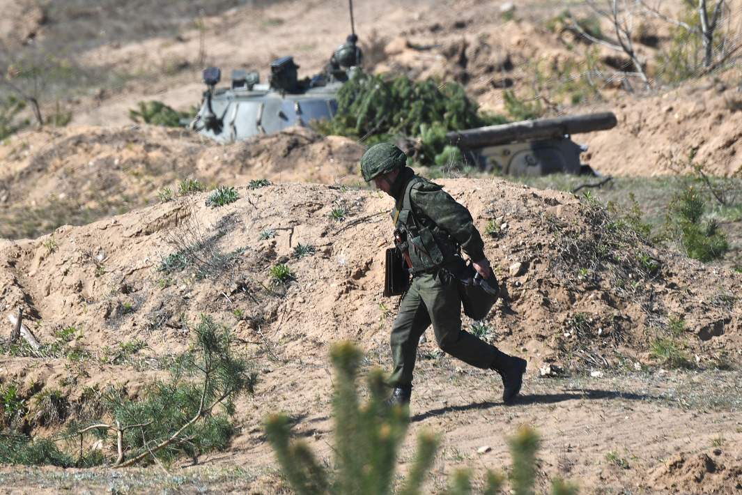 Участники бригадного тактического учения с боевой стрельбой на одном из полигонов Брестской области в рамках проверки боевой готовности вооруженных сил Белоруссии