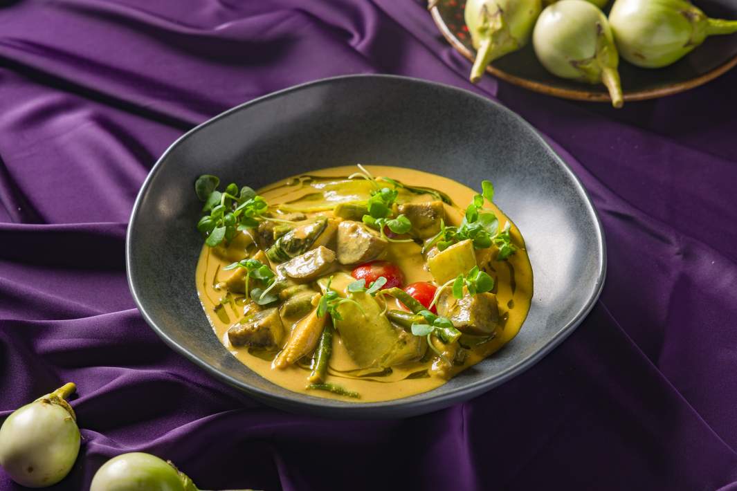 Желтый карри с с баклажаном, кукурузой и бок-чой, Black Thai