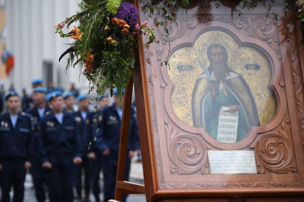 Военнослужащие перед началом крестного хода по улице Ильинке