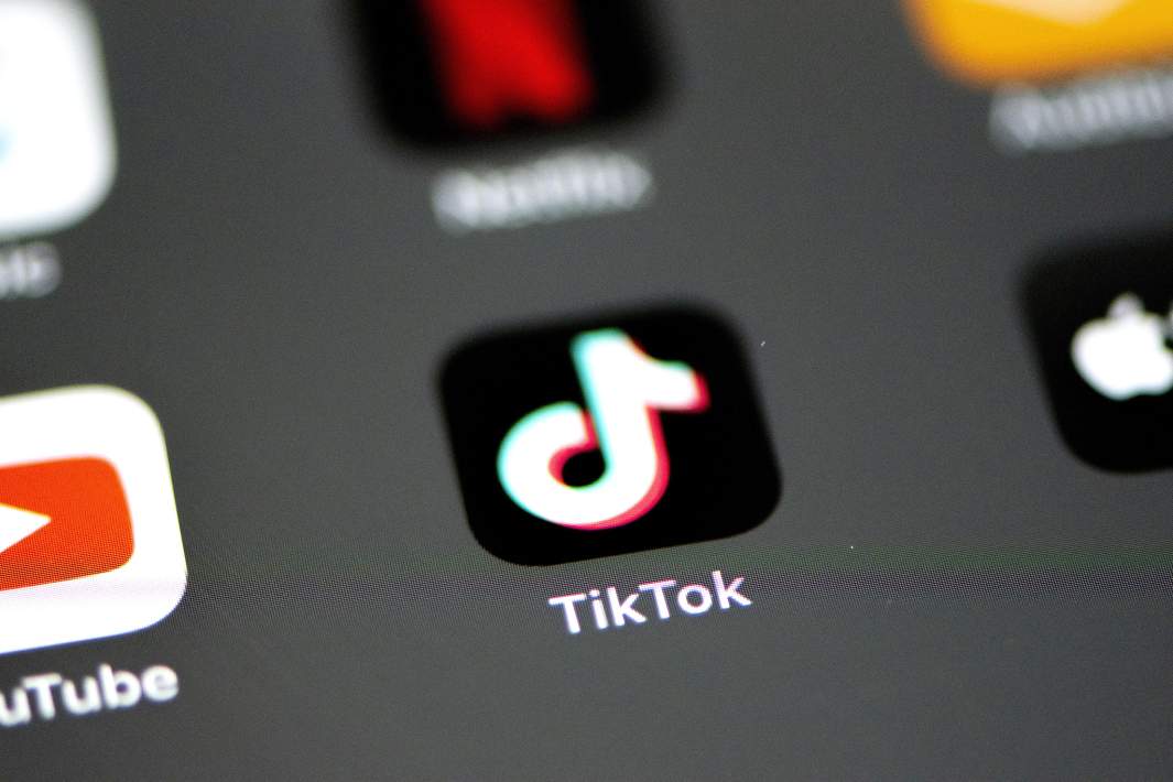 Иконка приложения TikTok на экране смартфона