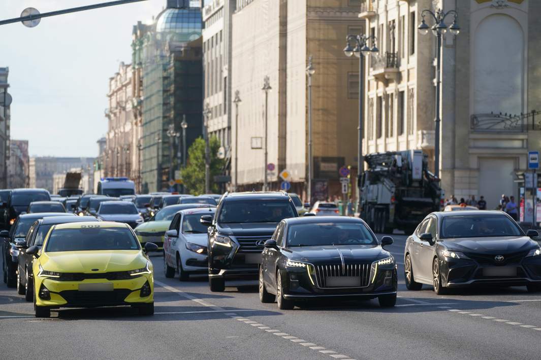 Поток автомобилей в городе