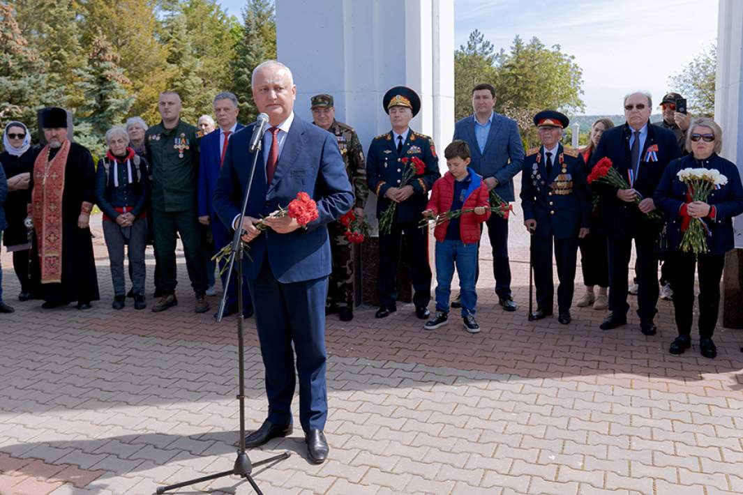 Лидер оппозиционной Партии социалистов Игорь Додон выступает на церемонии захоронения останков советских солдат на мемориальном комплексе «Шерпенский плацдарм», геройски погибших в борьбе против нацизма во времена Великой Отечественной войны. 27 апреля 2024 года