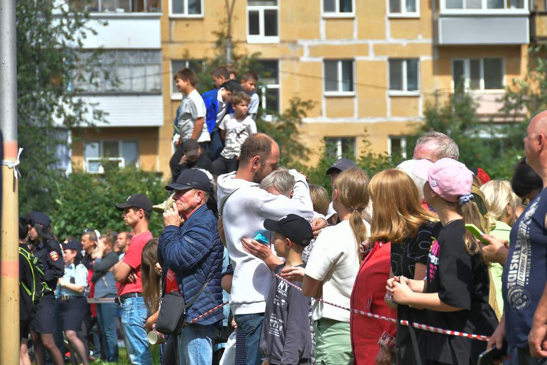 Люди на месте происшествия в Нижнем Тагиле