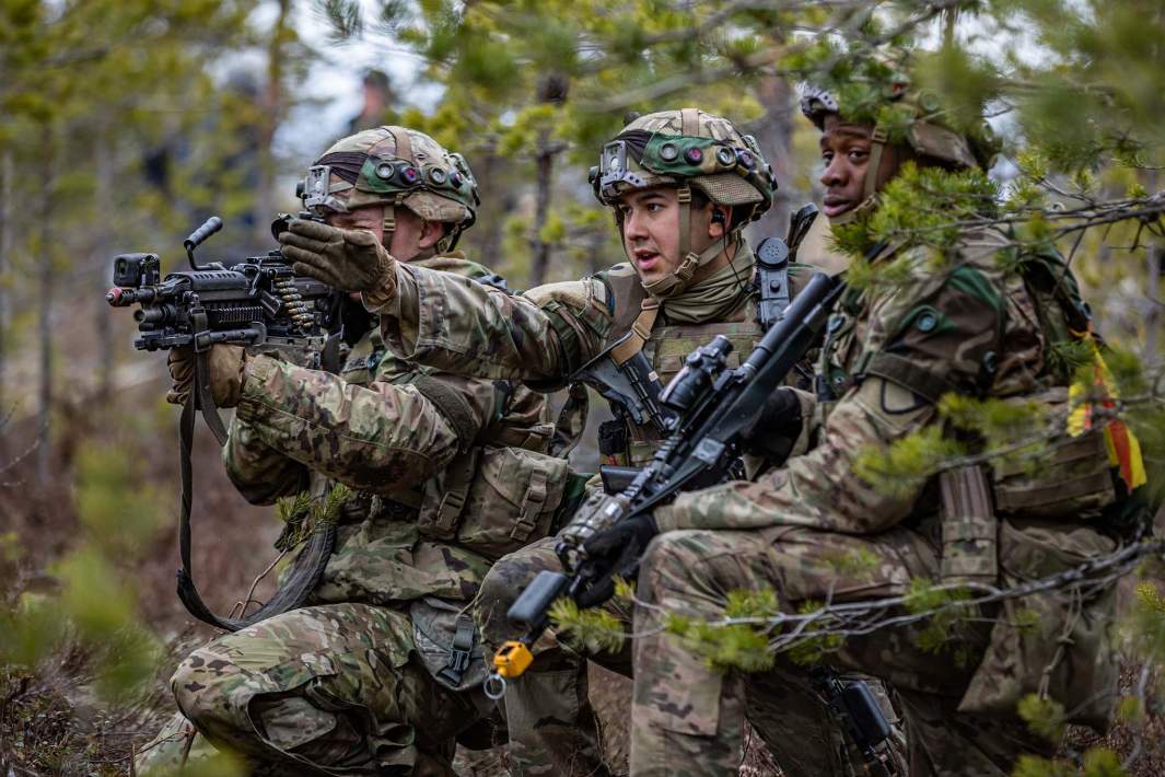 латвия военные учения солдат в лесу