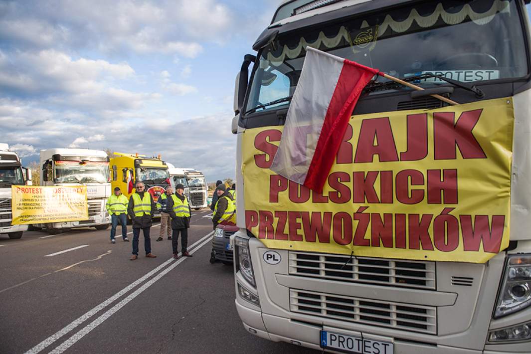 Акция протеста польских водителей грузовиков на границе с Украиной. 6 ноября 2023 года