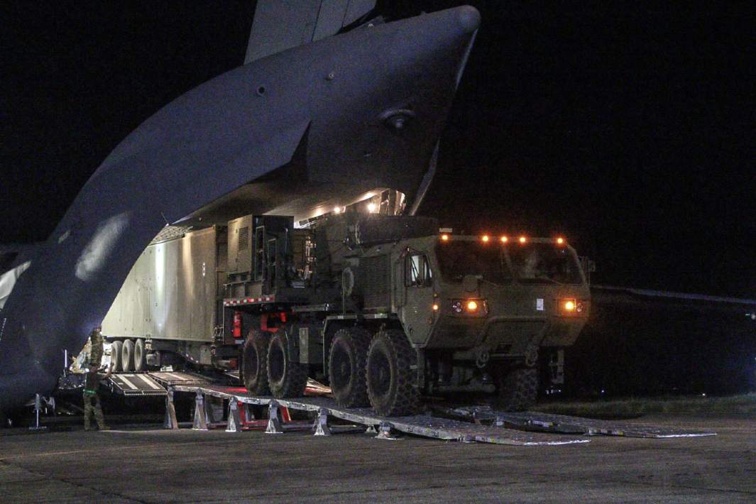 Ракетный комплекс MRC Typhon во время выгрузки с транспортного самолета