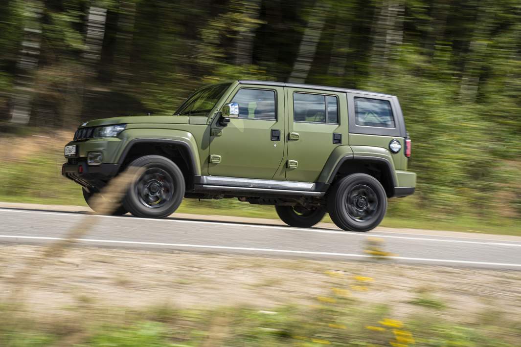 Дизельный BAIC BJ40 разгоняется до 100 км/ч за 15 секунд. Бензиновая версия — на четыре секунды быстрее