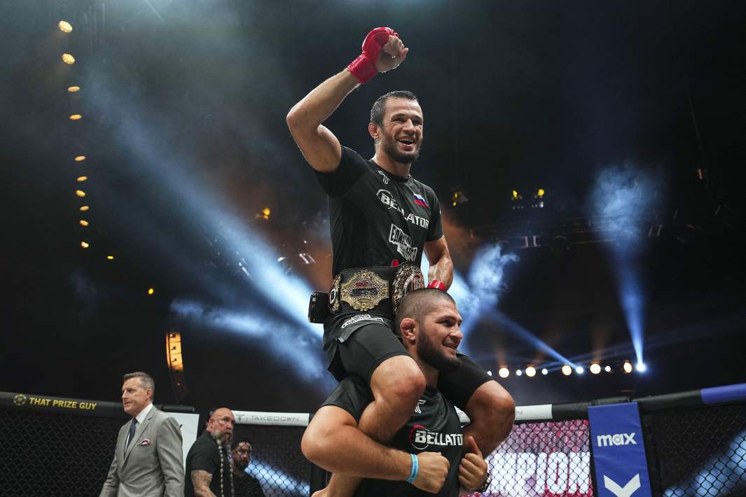 Усман Нурмагомедов празднует победу над Александром Шаблием во время Bellator Champions Series: San Diego