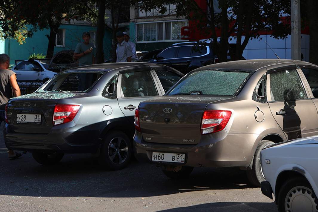 Последствия обстрела со стороны ВСУ во дворе жилого дома в Белгороде