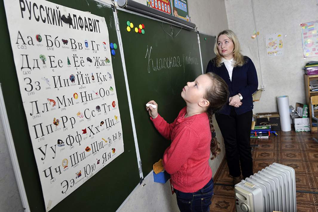 На уроке в начальной школе села