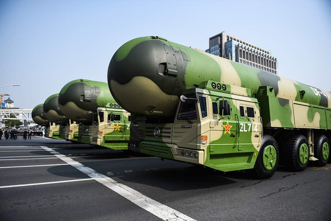 Твердотопливная межконтинентальная баллистическая ракета DF-41 во время парада в Пекине