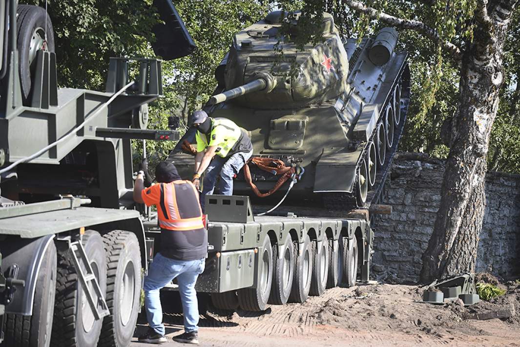 Демонтаж танка-памятника Т-34, установленного в честь освобождения Нарвы советскими воинами от немецко-фашистских войск в 1944 году. Август 2022 года 