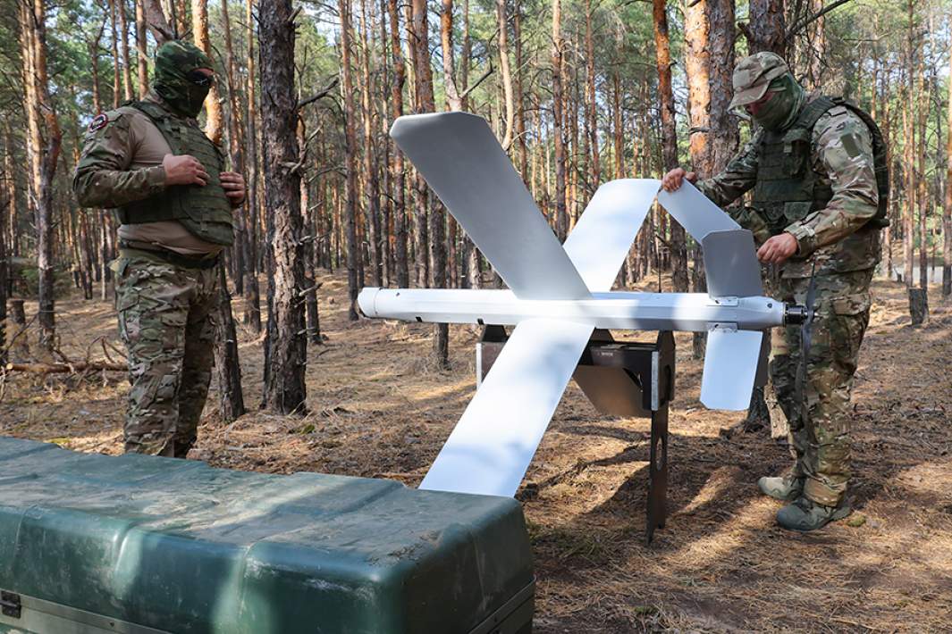 Военнослужащие группировки войск «Днепр» во время сборки интеллектуального барражирующего комплекса «Ланцет» в зоне проведения спецоперации