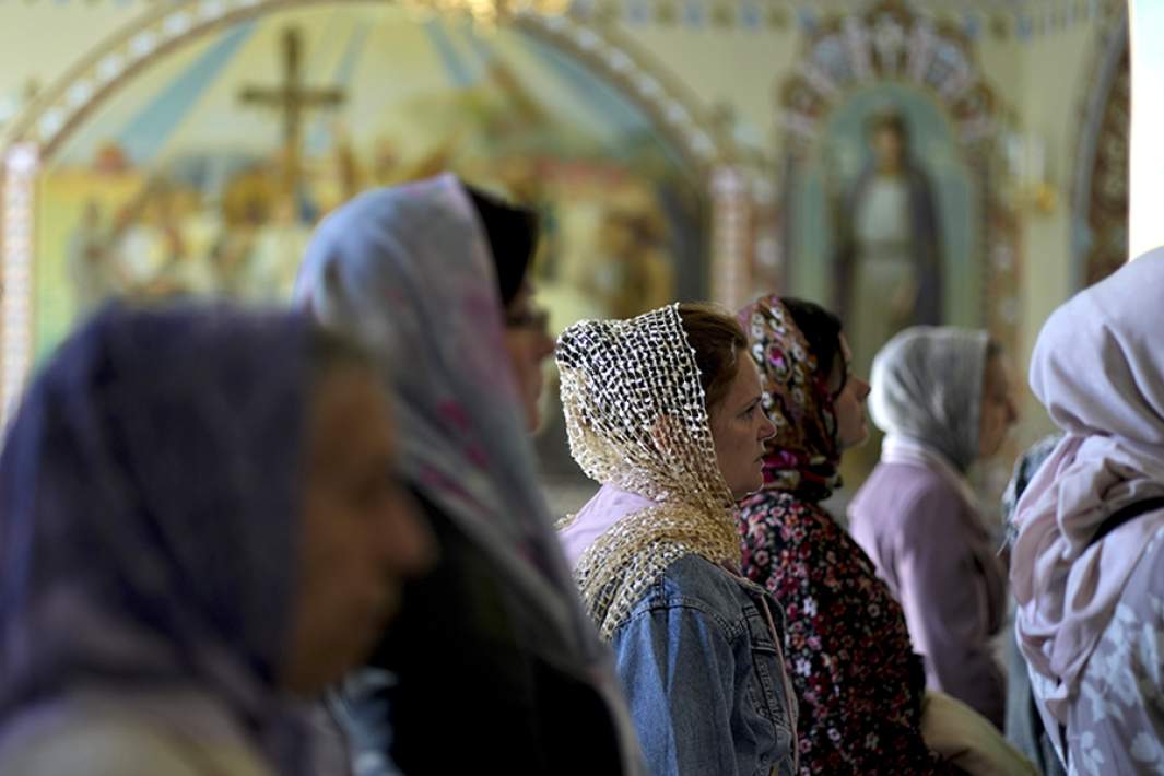 Верующие женщины во время богослужения в Киево-Печерской лавре