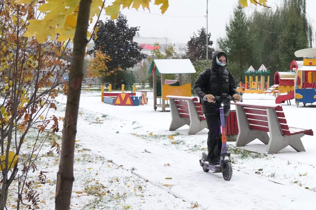 Девушка на электросамокате