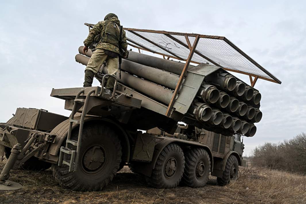 Военнослужащий расчета реактивной системы залпового огня