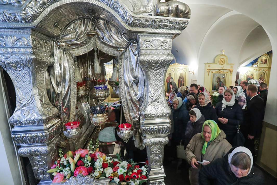 Прихожане у раки с мощами блаженной Матроны Московской после божественной литургии в Покровском женском монастыре.