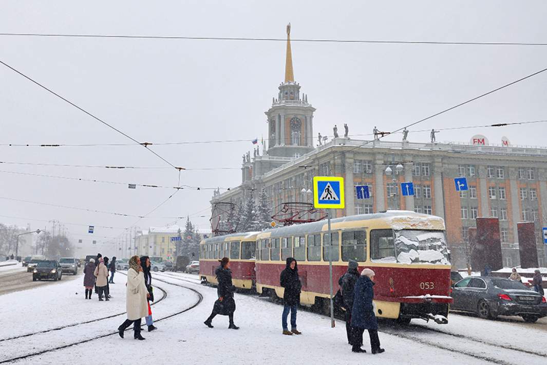 Горожане во время снегопада на проспекте Ленина в Екатеринбурге