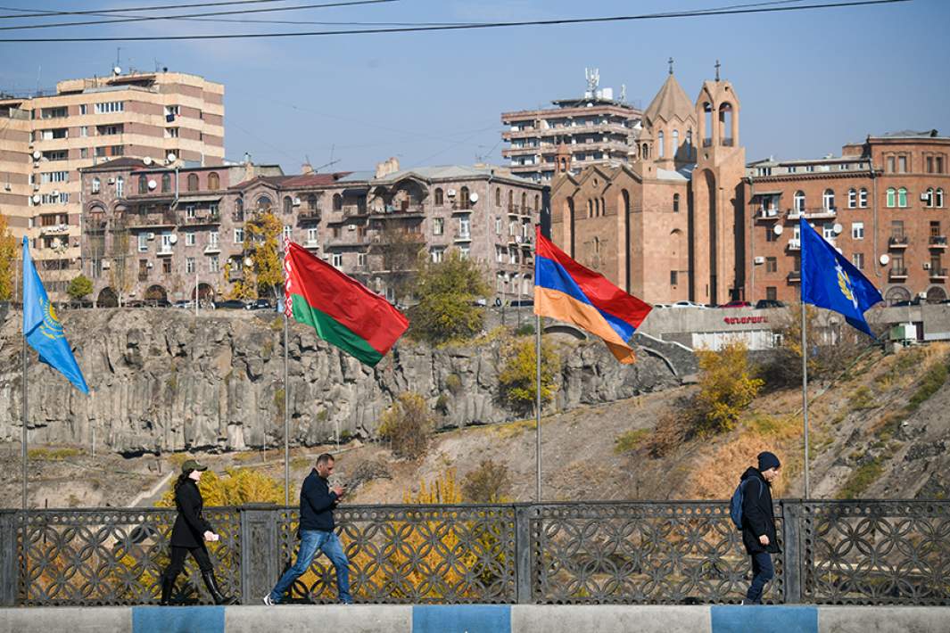 Флаги стран-участниц Совета коллективной безопасности ОДКБ на улице Еревана