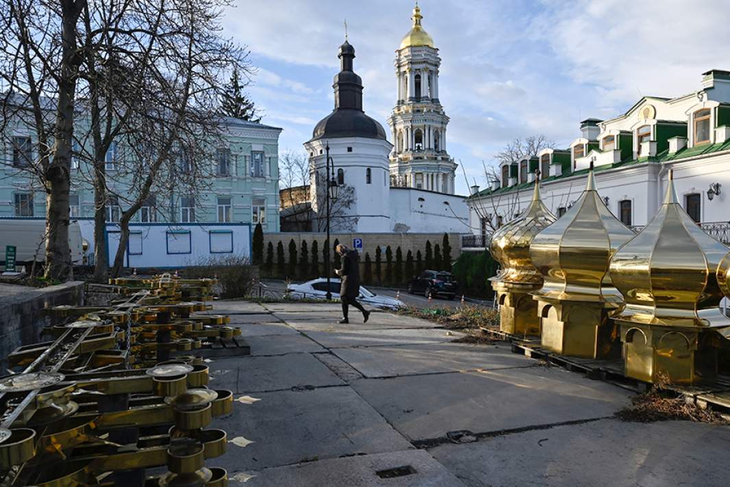 упола, установленные на деревянных поддонах, на территории Киево-Печерской Лавры