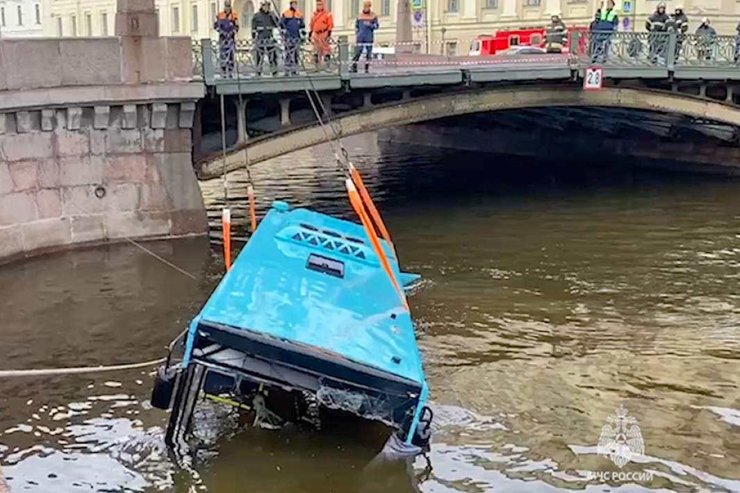 Автобус упавший в реку Мойку