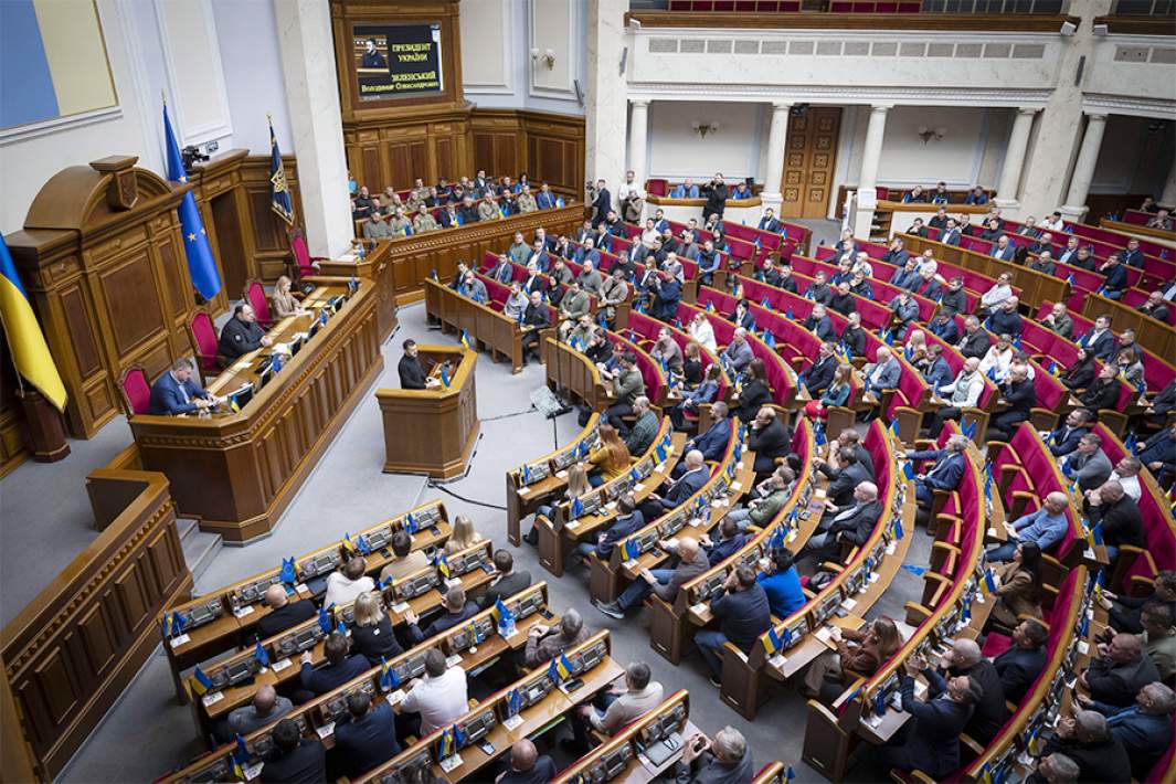 Президент Украины Владимир Зеленский во время презентации своего "мирного плана" в Верховной раде