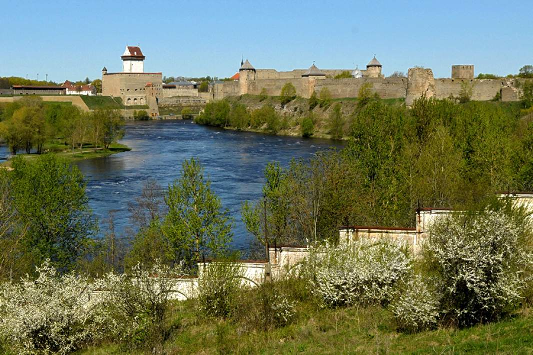 Ивангородская крепость (справа) и Нарвский замок на территории эстонского города Нарва (на левом берегу реки)