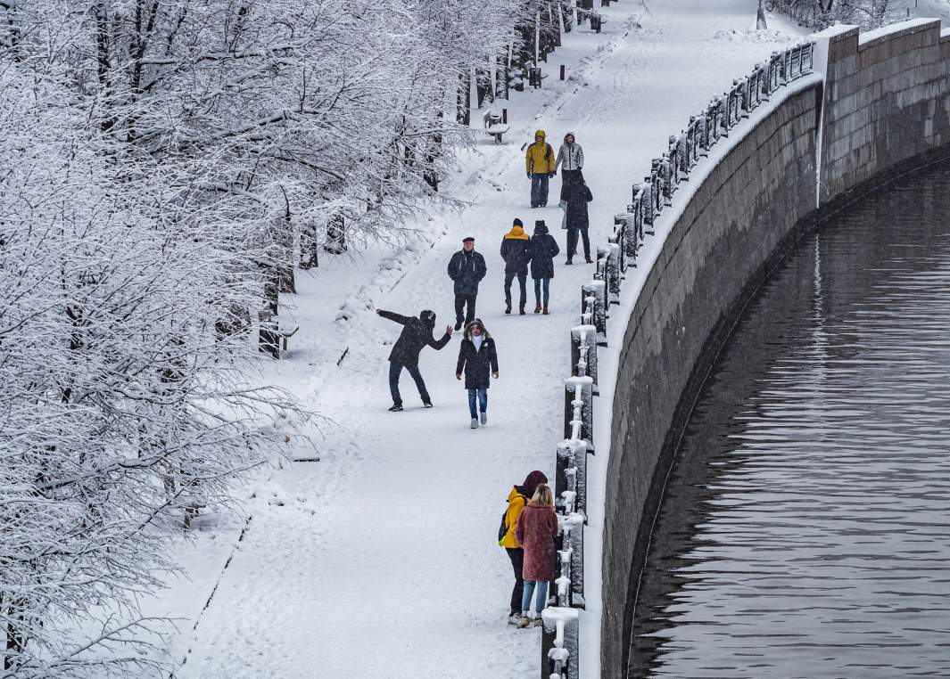 зима москва москва река мужчина играет в снежки